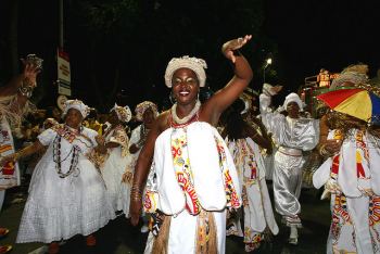 Bahianas del Bloco Ilê Aiyê desfilando en el carnaval de Bahía