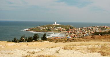 Farol de Santa Marta, aldea y Faro de fondo