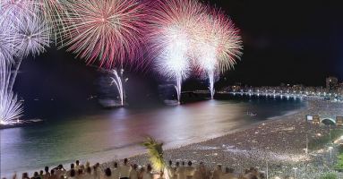 Fuegos artificiales de año nuevo en Copacabana, Río de Janeiro