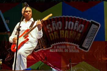 Gilberto Gil tocando en fiesta de São João - Salvador de Bahía