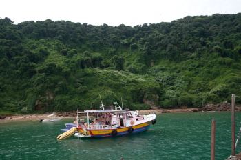 Barco con turistas en Búzios
