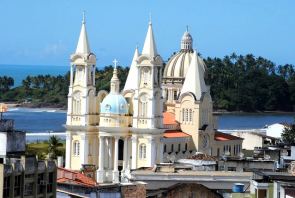 Vista de Catedral de Ilhéus con Morro de Pernambuco al fondo