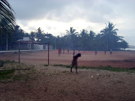 fútbol en la aldea indígena al atardecer